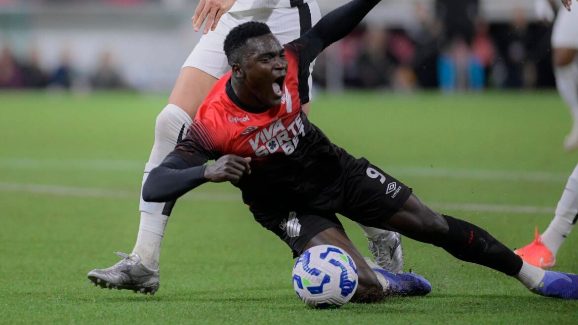 athletico:-pivo-de-polemicas-ironiza-decisoes-da-arbitragem-em-eliminacao